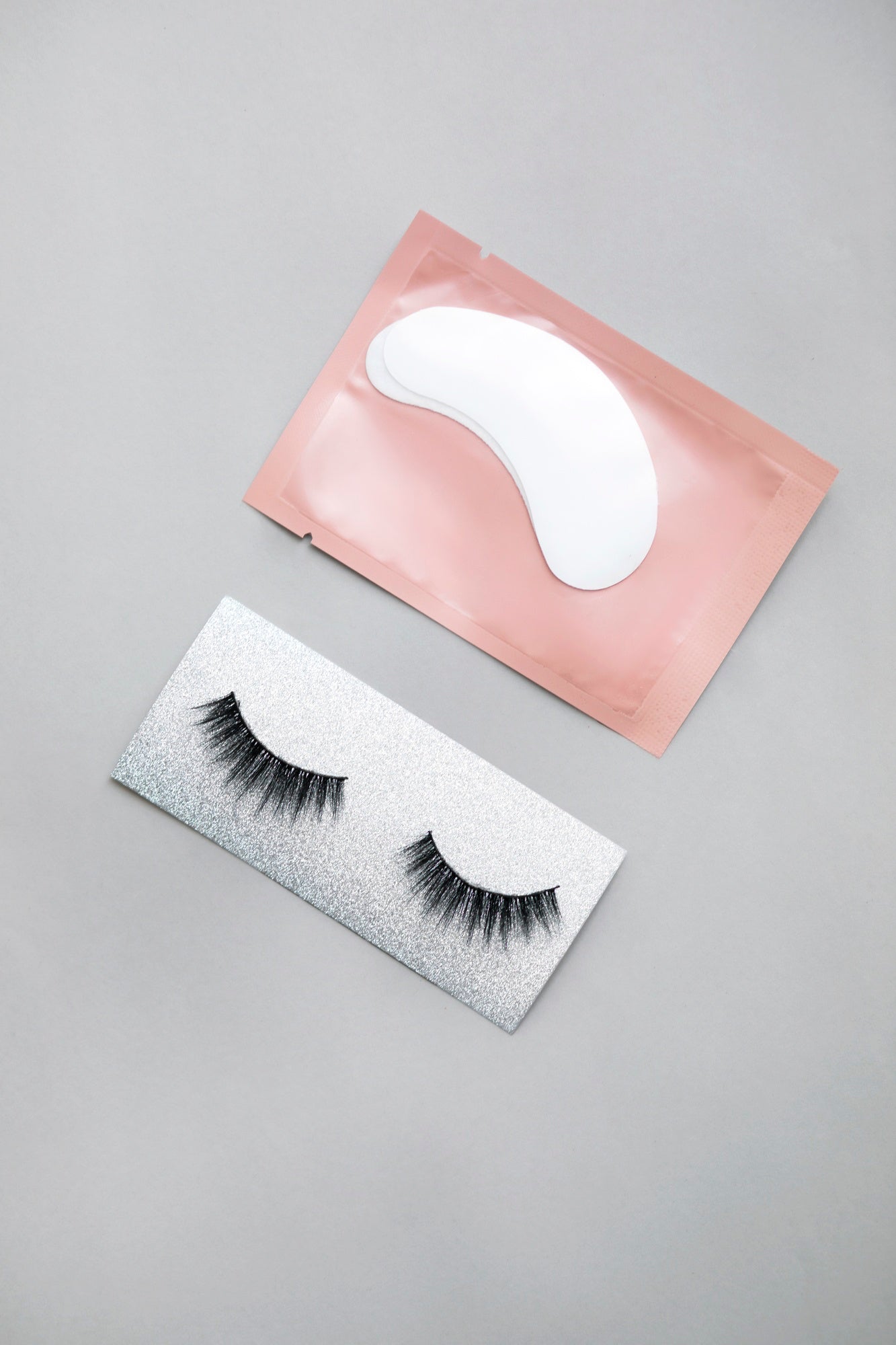 Pose faux-cils ou cils