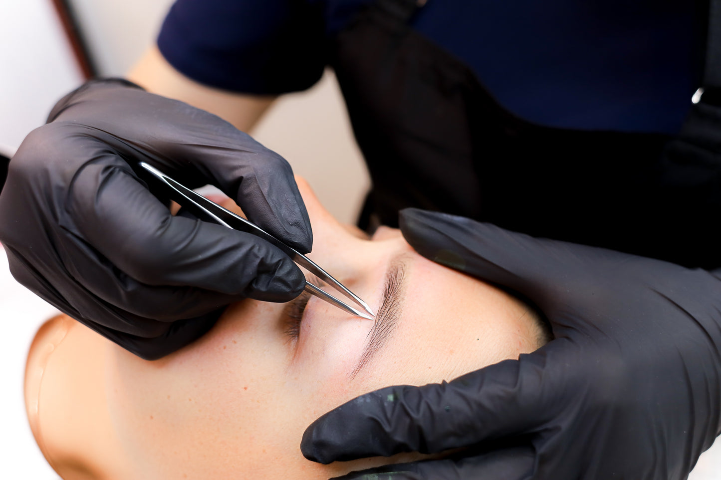 Restructuration des sourcils (création cire+pince)